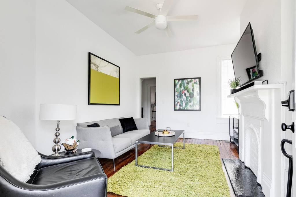 Apartment Chic Urban Couples Retreat: Perfect Getaway 'n Rva *