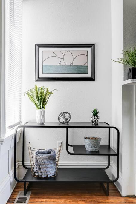 Apartment Chic Urban Couples Retreat: Perfect Getaway 'n Rva