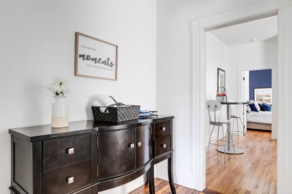 Chic Urban Couples Retreat: Perfect Getaway 'n Rva Apartment