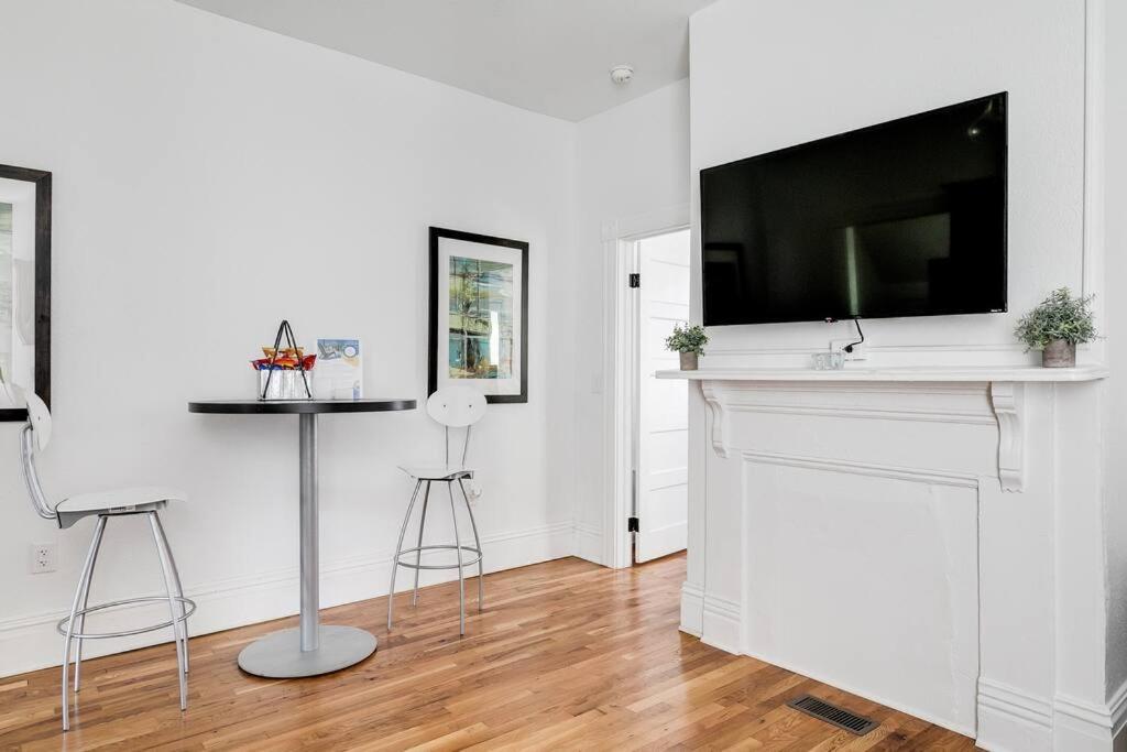 Apartment Chic Urban Couples Retreat: Perfect Getaway 'n Rva *